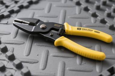 2 240 9.5-Inch Ultra-High Leverage Lineman's Pliers